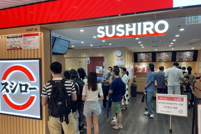 入店を待ち人々でにぎわう日系回転ずしチェーン「スシロー」＝香港島で2024年6月4日、小倉祥徳撮影