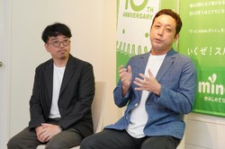 mineoのパケットギフトなどから着想を得たと語るBAKERU社の小谷氏（右）。左はmineoの法人担当者＝記事中の写真はすべて筆者提供