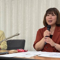 ヤングケアラーの支援を明文化した改正子ども・若者育成支援推進法の成立を受け、記者会見する日本ケアラー連盟の田中悠美子理事（右）ら＝厚生労働省で2024年6月10日午後4時35分、田中裕之撮影
