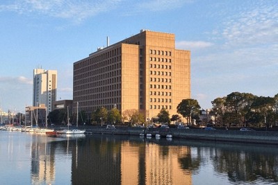 耐震改修補助額を引き上げる方針を固めた徳島県の本庁舎＝徳島市で2023年2月、植松晃一撮影