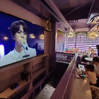 BTSのファン「ARMY」たちが全国各地から集まる「ボラカフェ」。シンボルカラーの紫を基調に作られている＝東京都新宿区で2024年6月7日、磯崎由美撮影