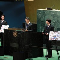 国連総会のイベントに参加したジンさん（左から2人目）らBTSのメンバー＝米ニューヨークの国連本部で2021年9月20日（代表撮影）