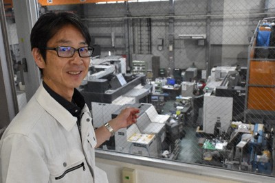 航空機部品を作る技術を生かし酒器を製作した熱田起業。工場内を紹介する中嶋正行社長＝名古屋市中川区で2024年5月31日、太田敦子撮影