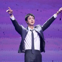 コンサートで歌を披露し、ファンの声援に応えるBTSのジンさん＝ソウル市内で2024年6月13日（ビッグヒットミュージック提供）
