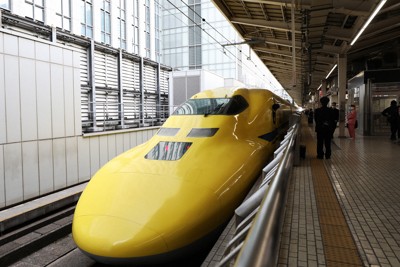 東京駅に停車中の東海道新幹線の軌道点検車両「ドクターイエロー」＝JR東京駅で2023年3月1日、小出洋平撮影