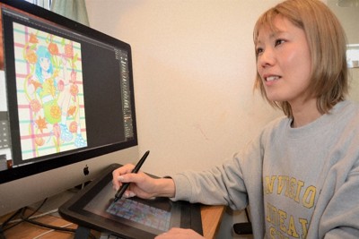 自宅で制作に取り組むコイズミチアキさん＝静岡県富士市内で2024年3月22日、最上和喜撮影