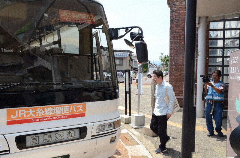 増便バス」で観光呼び込め JR大糸線、白馬－糸魚川間 運行開始