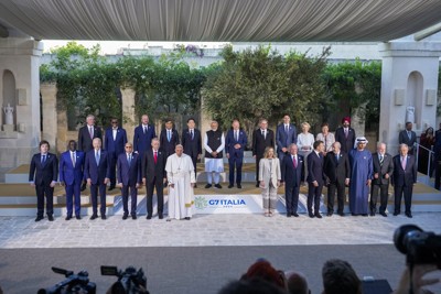 写真撮影に応じるG7首脳やフランシスコ・ローマ教皇らサミット参加者＝イタリア南部プーリア州で6月14日、AP