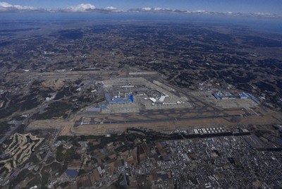 成田空港（中央）と周辺地域＝2024年3月10日、本社ヘリから