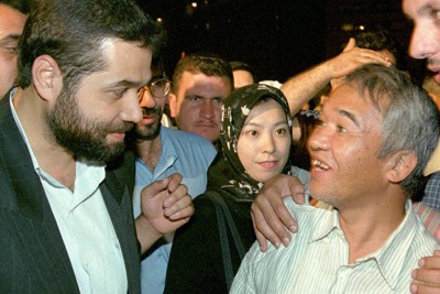 イスラム組織ハマスの幹部（左）と会話する岡本公三容疑者＝レバノンの首都ベイルートで2000年10月、ロイター