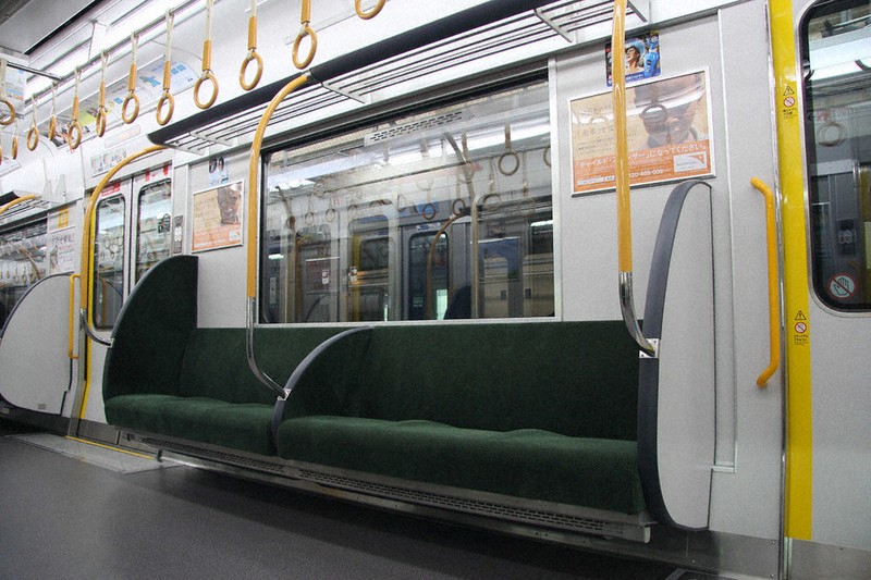 毎小ニュース：社会 シート端の「仕切り板」 鉄道事故で身を守る役目