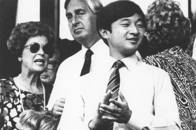 ウィンブルドン・テニス男子決勝、マッケンロー対コナーズをロイヤルボックスから観戦される天皇陛下＝ロンドン郊外のオールイングランド・クラブのセンターコートで1984年7月8日