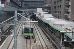 JR渋谷駅「新南改札」は移設によりホームへのアクセスが大幅改善へ。写真中央奥の建物が新駅舎（建設中）で、新南改札が移設される。右は埼京線の旧ホーム＝筆者提供