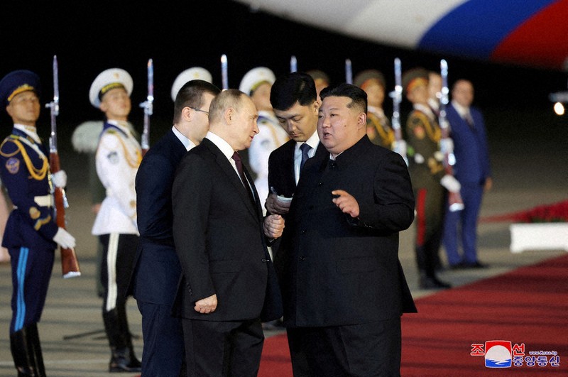 プーチン氏、平壌到着 正恩氏と抱擁 「関係を昇華」共有 | 毎日新聞
