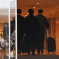家宅捜索のため、志帥会（二階派）の事務所があるビルに入る東京地検特捜部の係官ら＝東京都千代田区で2023年12月19日午前10時、前田梨里子撮影