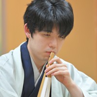 最終局で挑戦者の伊藤匠七段に敗れ、感想戦で険しい表情を見せる藤井聡太叡王＝甲府市の常磐ホテルで2024年6月20日午後7時18分、手塚耕一郎撮影