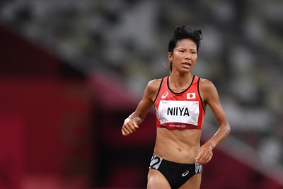 2021年夏の東京オリンピックの陸上女子1万メートルに出場した新谷仁美選手＝東京都新宿区の国立競技場で2021年8月7日、久保玲撮影