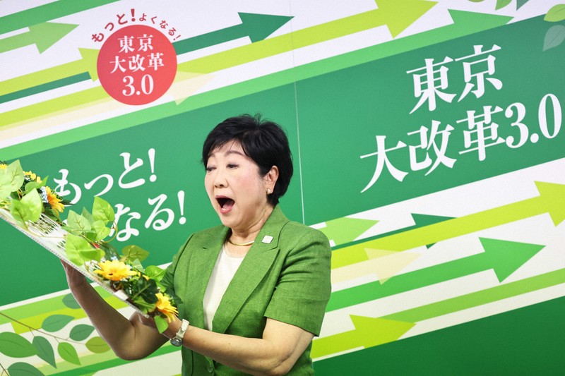 東京都知事選が告示され、出発式に臨む小池百合子氏＝東京都新宿区で2024年6月20日午前10時41分、玉城達郎撮影
