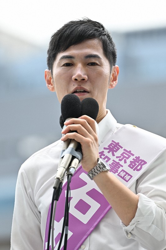 東京都知事選が告示され、第一声を上げる石丸伸二氏＝東京都新宿区で2024年6月20日午前10時39分、三浦研吾撮影