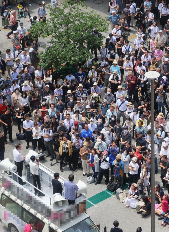 東京都知事選が告示され、街頭演説を聞く有権者ら＝東京都中野区で2024年6月20日午前11時14分、長谷川直亮撮影（画像の一部を加工しています）