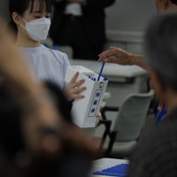 東京都知事選立候補届け出の受付順を決めるため行われるくじ引き＝東京都庁で2024年6月20日午前8時38分、和田大典撮影