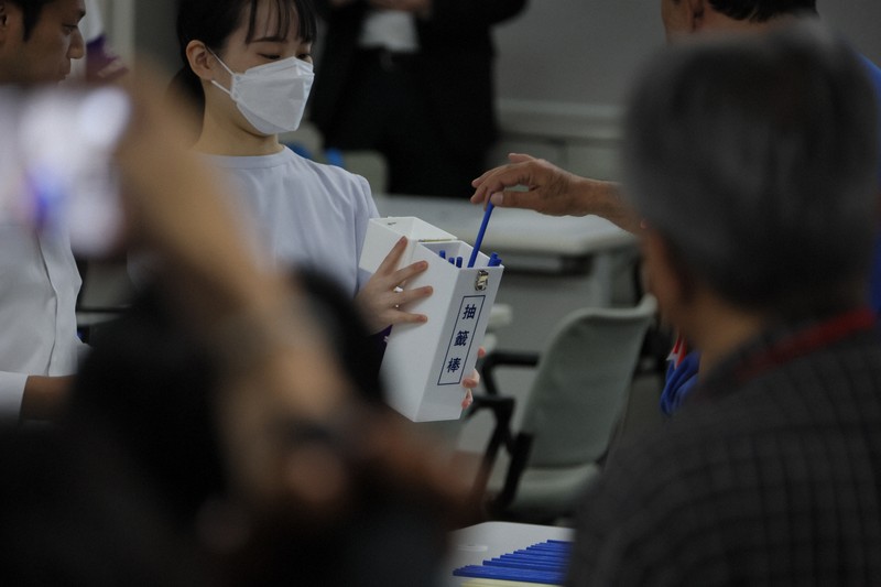 東京都知事選立候補届け出の受付順を決めるため行われるくじ引き＝東京都庁で2024年6月20日午前8時38分、和田大典撮影