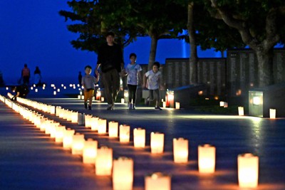 平和の光の柱」上空に 沖縄慰霊の日前夜祭 遺族らが黙とう | 毎日新聞