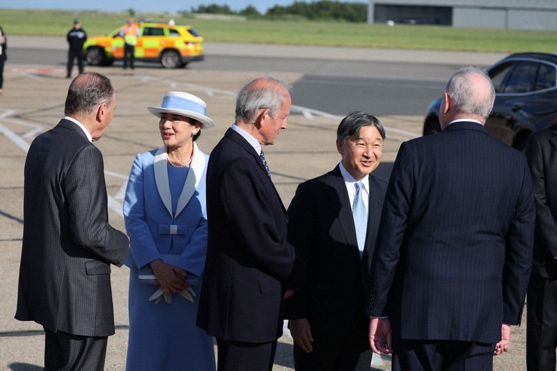 天皇、皇后両陛下がイギリス到着 ロンドン郊外スタンステッド空港