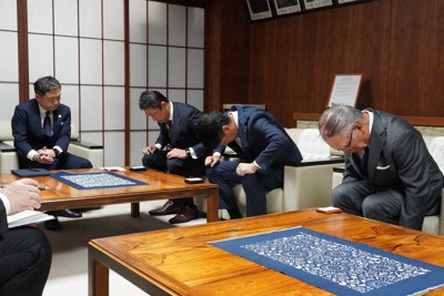 盛岡市の内舘茂市長（左）に謝罪するタカラレーベンの手島芳貴・マンション事業本部長（左から2人目）ら＝同市役所で2024年6月25日午前10時5分、釣田祐喜撮影