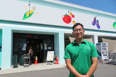 近隣客でにぎわう「ベジブル」小牧店の前で店を紹介する堀内塁社長＝愛知県小牧市で2024年6月5日、大原翔撮影