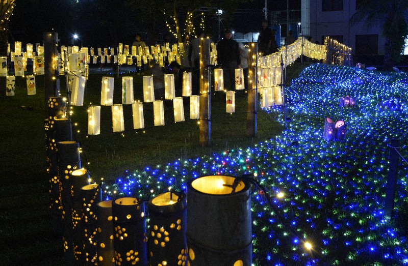 光の回廊に願いを託し 灯籠560本が点灯 苅田・日産九州正門前 ／福岡