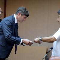 マシュー・ドルボ在沖縄米国総領事（左手前）と第18航空団司令官のニコラス・エバンス准将（左奥）に抗議文を手渡す沖縄県の池田竹州副知事＝沖縄県庁で2024年6月27日午前9時38分、喜屋武真之介撮影