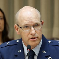 米兵による少女への性的暴行事件を受け、沖縄県の池田竹州副知事と面会した第18航空団司令官のニコラス・エバンス准将ら＝沖縄県庁で2024年6月27日午前9時47分、喜屋武真之介撮影