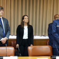 米兵による少女への性的暴行事件を受け、沖縄県庁を訪れた第18航空団司令官のニコラス・エバンス准将（右）とマシュー・ドルボ在沖縄米国総領事（左）＝那覇市で2024年6月27日午前9時25分、喜屋武真之介撮影