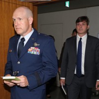 米兵による少女への性的暴行事件を受け、沖縄県庁を訪れた第18航空団司令官のニコラス・エバンス准将（左）とマシュー・ドルボ在沖縄米国総領事＝那覇市で2024年6月27日午前9時25分、喜屋武真之介撮影