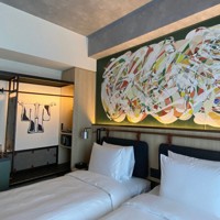 「キャプションbyハイアットなんば大阪」の客室には、壁面にアートが施されている＝大阪市中央区で2024年6月11日、小坂剛志撮影