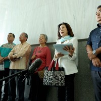 米兵による性的暴行事件を公表しなかった沖縄県警に抗議した後、報道陣の取材に応じる「オール沖縄会議」のメンバーら＝沖縄県庁で2024年6月28日午後2時19分、喜屋武真之介撮影