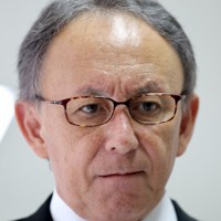 相次ぐ米兵による性的暴行事件が沖縄県に情報共有されていなかったことに対し、険しい表情で報道陣の取材に応じる玉城デニー知事＝沖縄県庁で2024年6月28日午後4時8分、喜屋武真之介撮影