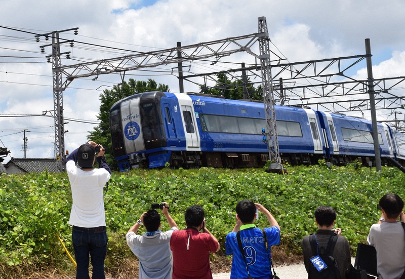 名鉄が反転塗装「ブルーミュースカイ」お披露目 創業130周年記念 [写真