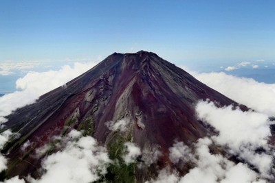 シーズン中、多くの登山客でにぎわう富士山＝2023年8月11日、本社ヘリから幾島健太郎撮影