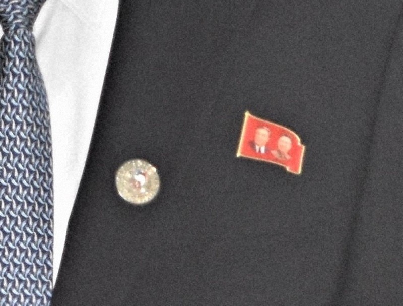 金正恩バッジ」幹部の胸にキラリ 祖父、父の肖像に代わり初登場 [写真