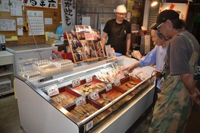 買い物客でにぎわう旦過市場のぬか炊き店「百年床　宇佐美商店」＝北九州市小倉北区で、山下智恵撮影