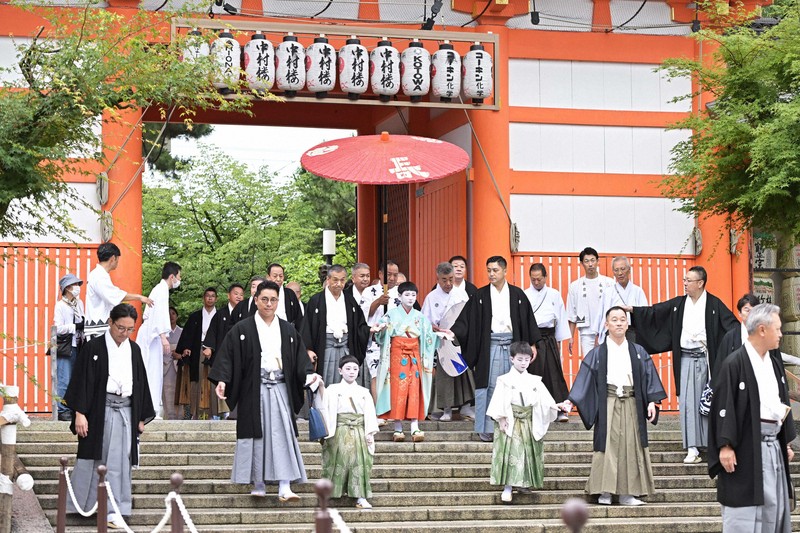京都・祇園祭始まる 「お千度の儀」の稚児は小6、大役こなし笑顔