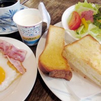 食事の一例＝小島正美撮影