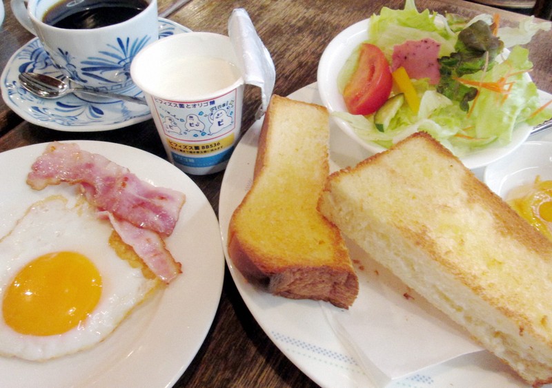 食事の一例＝小島正美撮影