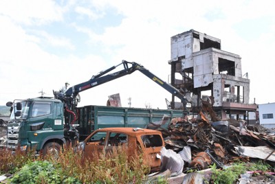大規模な火災があった「輪島朝市」周辺は、今も焼けた建物や車が残ったままだ。公費解体が進む中、工事車両が多く出入りしていた＝石川県輪島市河井町で2024年7月1日午後2時17分、長沼辰哉撮影
