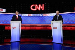 有権者の最大の関心事は今も昔も「経済」。米大統領選に向けたテレビ討論会で批判し合う民主党のバイデン大統領（右）と共和党のトランプ前大統領＝米南部アトランタで2024年6月27日、AP