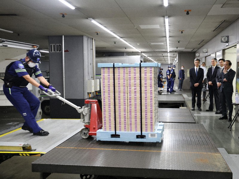 新しい「顔」52億枚出発 紙幣発行、取り扱い開始へ | 毎日新聞