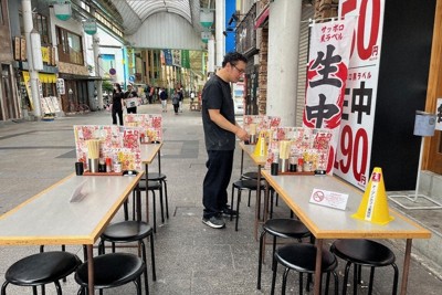 時間短縮の表示をテーブルに置く店舗＝2024年07月02日、松沢真美撮影