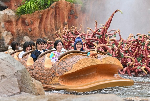 M!LK members Sano, Shiozaki, and Yoshida enjoying summer fun at Tokyo Disneyland - soaking wet verification